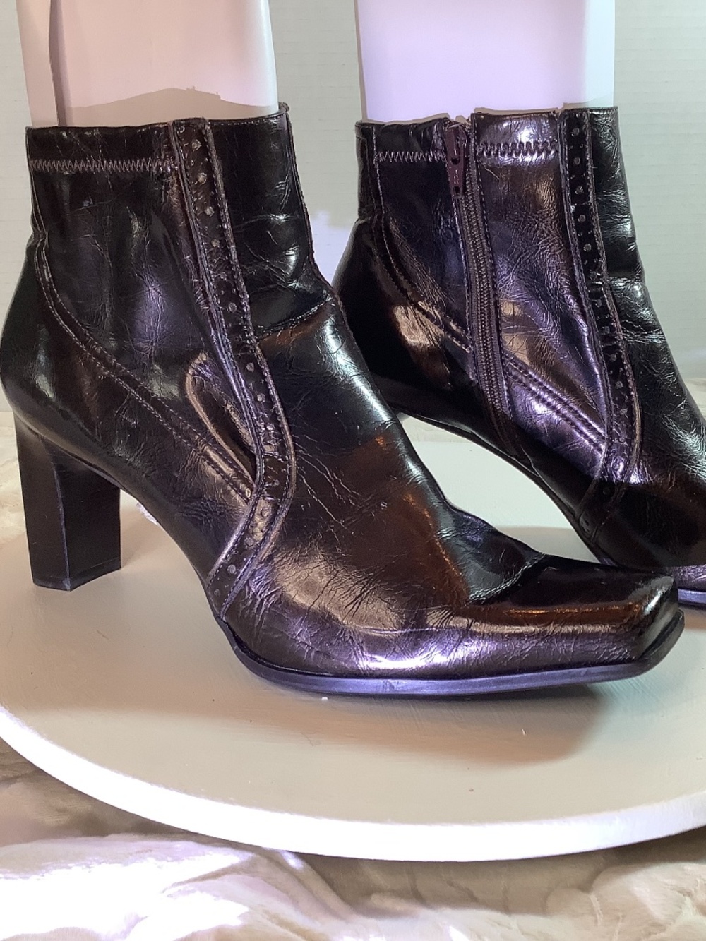 Euc Franco Sarto brown shiny ankle booties Acorn/Pine sz.8